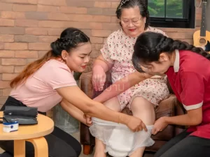 คนดูแลผู้สูงอายุ